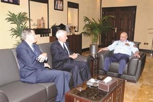 الفريق الركن خالد الجراح مستقبلا السفير جيمس لاروكو﻿