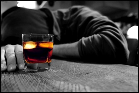 شرطي ثمل يصدم أحد المارين وامرأة تقود تحت تأثير معقم اليدين!