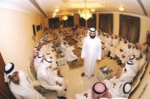 دفيصل المسلم في حديث مع بعض الحضور في ديوانه امس لدى اجتماع الاغلبية واللجنة الوطنية ونهج هاني الشمري