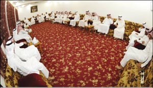 جانب من اجتماع وجهاء العجمان في الرقة امس هاني الشمري