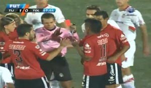بالفيديو.. حكم يطرد لاعباً بعدما ظن أنه قتل زميله