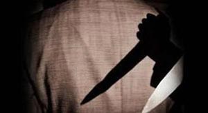 امرأة غجرية تقتل رجلا يعتقد أنه قتل ابنها في محكمة في أثينا