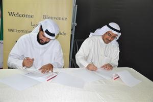حسام الخرافي ودحسين الخياط خلال توقيع العقد