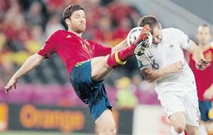 صراع على الكرة بين لاعب وسط اسبانيا تشابي الونسو ولاعب فرنسا يوهان كاباي في لقاء سابق بيورو 2012