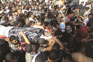 فلسطينيون يشيعون قياديين قتلوا امس الاول في غارة اسرائيلية	افپ﻿