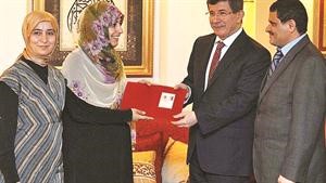 وزير الخارجية التركي احمد داود اوغلو يسلم كرمان بطاقة هوية تركية ﻿
