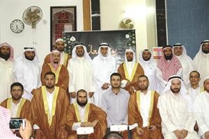 دالمذكور يتوسط المحفظين﻿