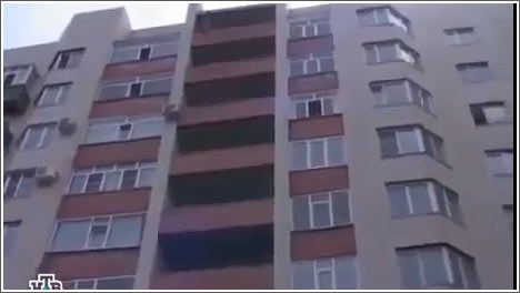 بالفيديو... ذكاء إطفائي ينقذ فتاة من الانتحار قفزا من شرفتها 