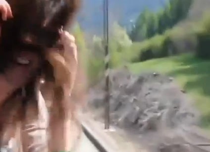 بالفيديو .. فتاة كادت ان تطير رأسها بالقطار بسبب صورة 
