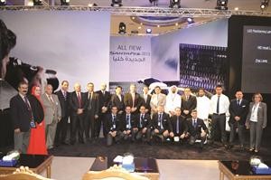 لقطة جماعية لفريق عمل شمال الخليج عقب الكشف عن سانتافي 2013 الجديدة

