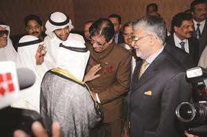 العم ناصر الساير وحديث مع الوزير الهندي اي احمد بحضور السفير الهندي وانور بوخمسين وفيصل الساير فريال حماد
