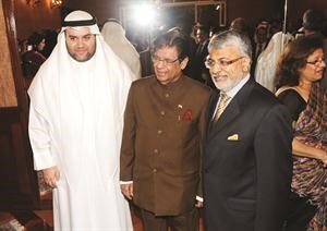 الوزير اي احمد متوسطا الزميل عبدالرحمن العليان والسفير الهندي