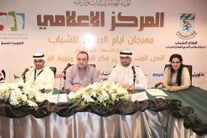 مشعل المرجان ويوسف القناعي مع الزميل ياسر العيلة اثناء المؤتمر﻿