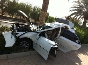 السيارة وقد شطرت الى نصفين بفعل التصادم العنيف﻿