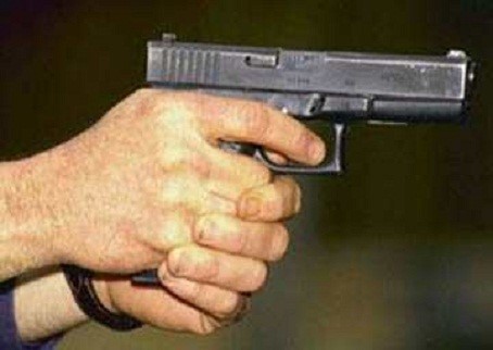 إصابة شاب بطلق ناري على تقاطع الجدليات والشرطي: المجني عليه حاول سحب المسدس