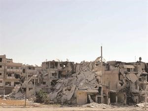 جانب من الدمار الهائل الذي لحق باحياء حمص جراء القصف السوري	رويترز﻿