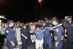 احد رجال الامن يسعف شابا اصيب في احداث الارادة