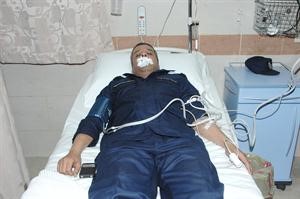 ورجل امن اخر في المستشفى لتلقى العلاج