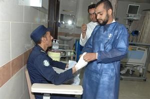 رجل امن يتلقى العلاج نتيجة اصابة في ييده