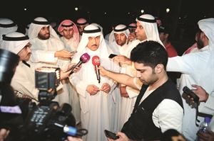 مسلم البراك متحدثا للصحافيين خلال اعتصام الارادة اسامة ابو عطية