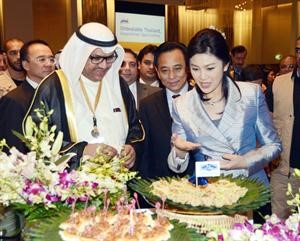 رئيسة وزراء تايلند والسفير جاسم المباركي خلال الحفل
