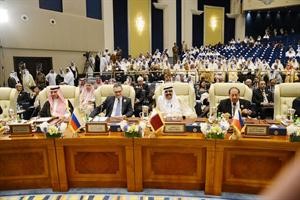 امير قطر الشيخ حمد بن خليفة ال ثاني متوسطا رؤساء وفود السعودية وروسيا والفلبين

