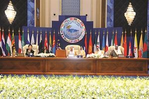 صاحب السمو الامير يلقي كلمته في افتتاح القمة بحضور الشيخ صباح الخالد ورئيسة وزراء تايلند