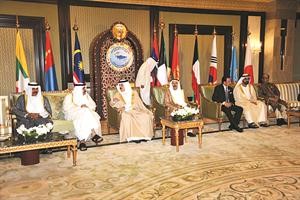 صاحب السمو الامير الشيخ صباح الاحمد مستقبلا عاهل البحرين وامير قطر ونائب رئيس الامارات ورئيس بنغلاديش بحضور سمو ولي العهد الشيخ نواف الاحمد
