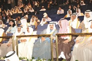 الشيخ فيصل السعود وسمو الشيخ ناصر المحمد وجاسم الخرافي والشيخ جابر الخالد مع عدد من الحضور
