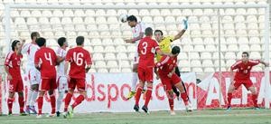 مهاجم اليمن محمد فؤاد يحول الكرة الى شباك حارس مرمى لبنان عباس حسن
