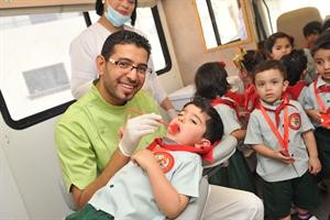ديوسف الطاهر يعاين اسنان احد الاطفال