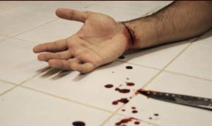 آسيوي حاول الانتحار بقطع شرايينه و3 وافدين إلى المباحث بسرقة نحاس