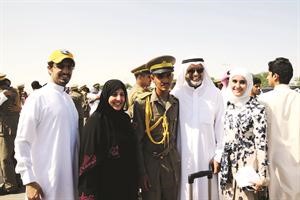 احد الطلبة مع ذويه
