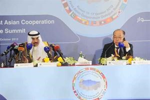 الشيخ صباح الخالد ووزير خارجية تايلند نوفبتشا كشايول خلال المؤتمر الصحافي﻿