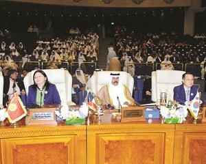 سمو ولي العهد الشيخ نواف الاحمد متوسطا رئيسي وفدي اليابان وقيرغيزيا﻿