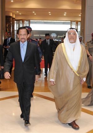 الشيخ علي الجراح في وداع سلطان بروناي﻿