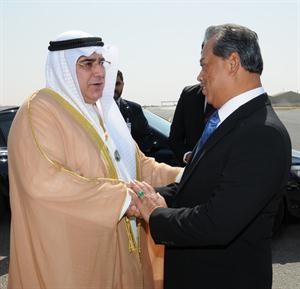 نائب رئيس وزراء ماليزيا لدى مغادرته البلاد وفي وداعه السفير منذر العيسى﻿