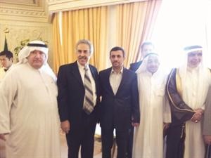 عدنان عبدالصمد ومصطفى غلوم وانطوان بارا ودنادر القنة في صورة مع الرئيس نجاد
