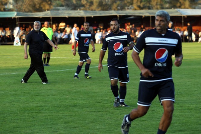 بالصور.. هنية يشارك في مباراة قدم خلال افتتاحه ملعب عشب شمال القطاع