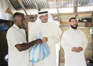 الوفد يقوم بتوزيع المساعدات
