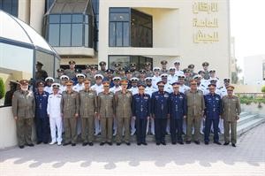 رئيس الاركان الفريق الركن الشيخ خالد الجراح في صورة تذكارية مع الضباط المرقين
