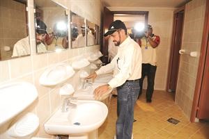 الوزير دفاضل صفر يطمئن على جودة صنابير المياه 
