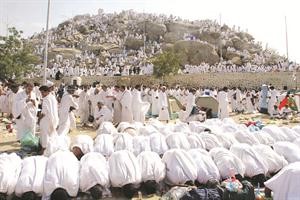 القطان: فيه تقشعر جلود الذين يخشون ربهم باسطي أيديهم إلى السماء رافعي أصواتهم بالتلبية والدعاء