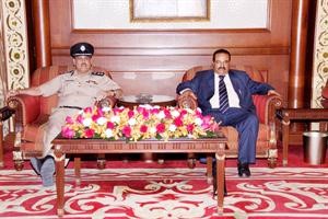 العقيد عبدالرحمن الحقان مستقبلا رئيس الوفد اليمني العميد علي الحسام
