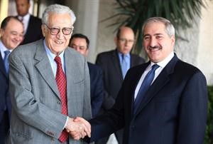 وزير الخارجية الاردني ناصر جودة مستقبلا الاخضر الابراهيمي في عمان امس	افپ﻿