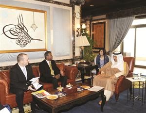سمو الشيخ جابر المبارك مستقبلا وفد منظمة العفو الدولية
