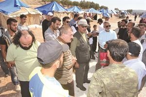 فريق الخير في مخيم ايواء النازحين في قرية قاح الحدودية