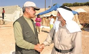 الزميل عدنان الراشد في حديث حول مستقبل سورية مع احد كبار السن في مخيم قاح في الداخل السوري