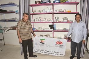 بدر بورحمه مع دحمدي عثمان يقدمان مساعدات لاحد المستشفيات الميدانية بريف حلب