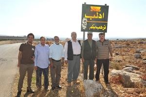 الزميل عدنان الراشد متوسطا جمال النوري وبدر بورحمه و الزميل اسامة دياب ومدير الجمعية السورية للاغاثة الانسانية والتنمية دحمدي عثمان